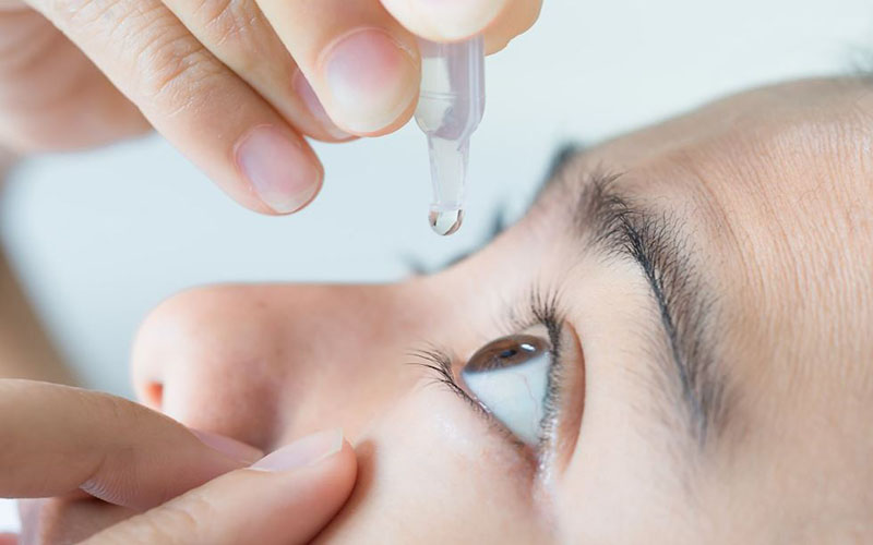 Dùng thuốc nhỏ mắt chữa đau mắt hàn
